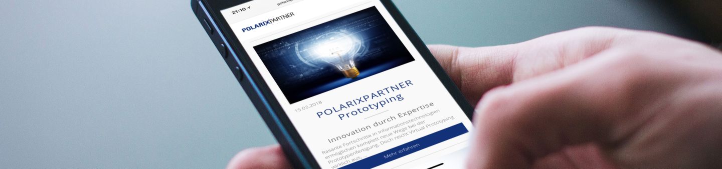 Hand hält Smartphone mit Polarixpartner News.